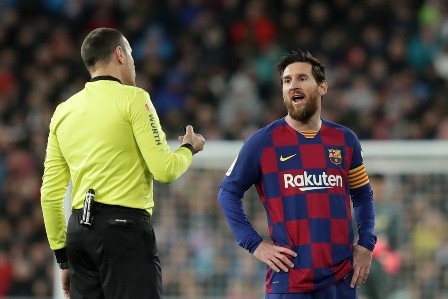 Lionel Messi discute con Mateu Lahoz cuando era el capitán del Barcelona. (Getty Images 2022).