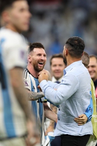 Lionel Messi ríe de buena gana con el Kun Agüero tras la victoria de Argentina. (Getty Images 2022).