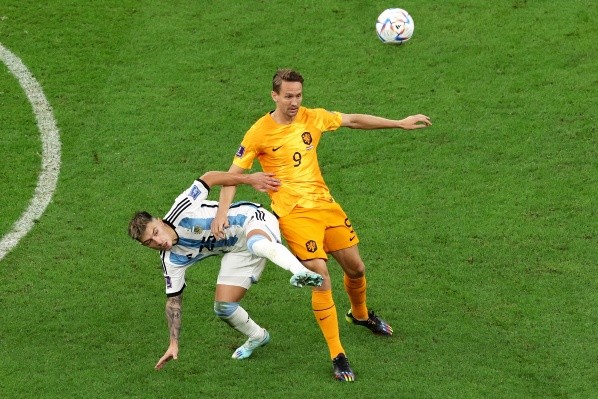 Lisandro Martínez lucha una pelota con Luuk de Jong. (Getty Images 2022).