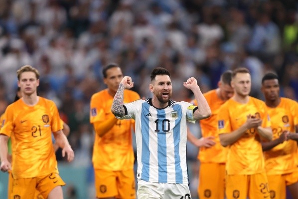 Lionel Messi celebra el penal que anotó en la definición que Argentina le ganó a Países Bajos en los cuartos de final. (Getty Images).