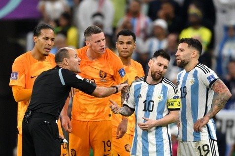 El árbitro Antonio Mateu Lahoz dejó muy enojado a Lionel Messi y al Dibu Martínez. (Getty Images 2022).