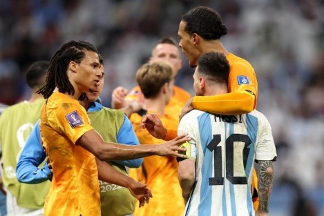 Virgil van Dijk y Nathan Aké intentan calmar a Lionel Messi. (Getty Images 2022).
