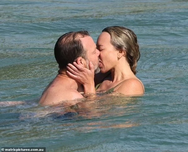 Tony Collette se separa: Fotos muestran a esposo besando a otra mujer. (Foto: The Daily Mail)