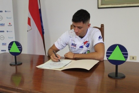 Bruno Cabrera cuando fichó por Nacional de Paraguay.