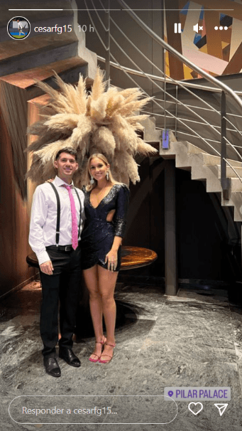 César Fuentes con su pareja en el Pilar Palace para celebrar el matrimonio de Matías Zaldivia. (Captura Instagram).