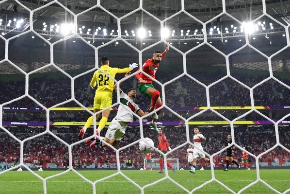 Otra toma del gol de Youssef En-Nesyri para anticipar a Diogo Costa y poner el 1-0 de Marruecos a Portugal. (Getty Images).