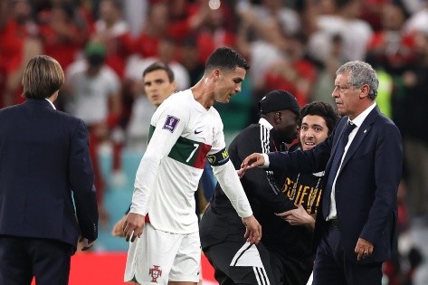 Cristiano Ronaldo cabizbajo cerca de Fernando Santos, el DT de Portugal. (Getty Images 2022).