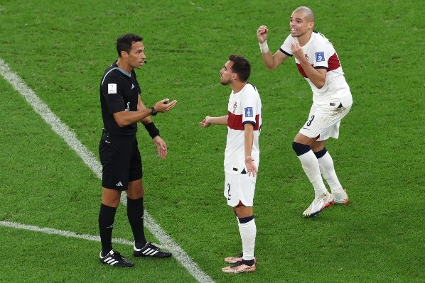 Pepe enojado, eliminado y fracturado tras el partido de Portugal contra Marruecos en Qatar 2022.