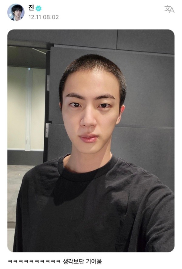 Jin con nuevo corte de pelo vía Weverse