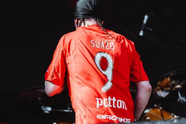La camiseta especial que usó Mike Patton en el Monumental (Foto: Guille Salazar)