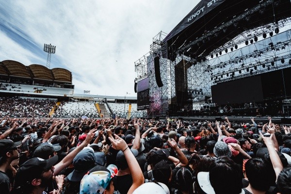 La gente llegó en gran número al estadio de Colo Colo (Foto: Guille Salazar)
