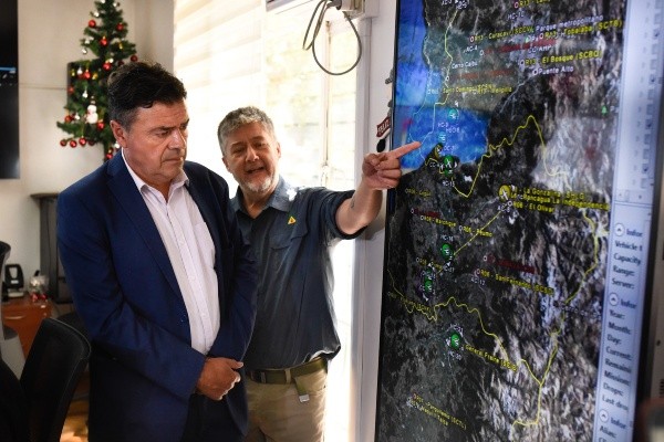 Ministro Esteban Valenzuela junto al director de Incendios de CONAF, Pablo Lobos, estudian la situación de los incendios en Chile.