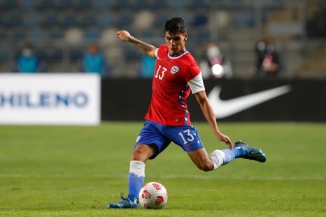 Erick Wiemberg en acción por la selección chilena: jugó un amistoso que la Roja le ganó por 2-1 a Bolivia en El Teniente de Rancagua. (Agencia Uno).