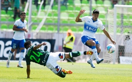 Luis García en acción ante Gastón Lezcano en un duelo entre Wanderers y la UC. (Agencia Uno).