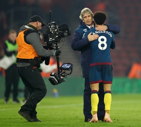 Pellegrini se abraza con Felipe Anderson, su pupilo en el West Ham United. (Getty Images).