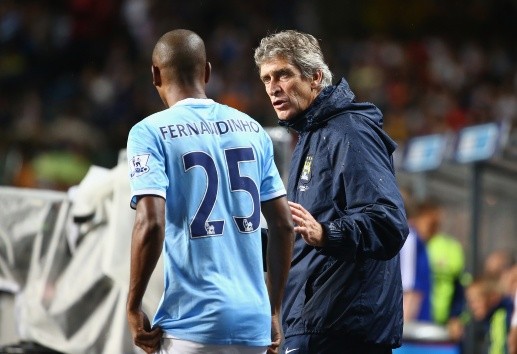 Manuel Pellegrini le da instrucciones a Fernandinho en el Manchester City. (Getty Images 2022).