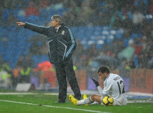 Manuel Pellegrini da indicaciones mientras un joven Marcelo se repone de una entrada. (Getty Images).