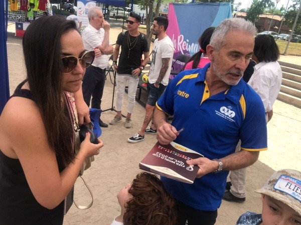 Olmos interactuó con las familias que llegaron con sus álbumes mundialeros