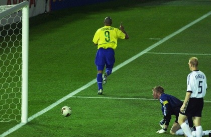 Ronaldo celebra uno de los dos goles que le convirtió a Alemania en la final del Mundial de Corea-Japón 2002. (Getty Images).