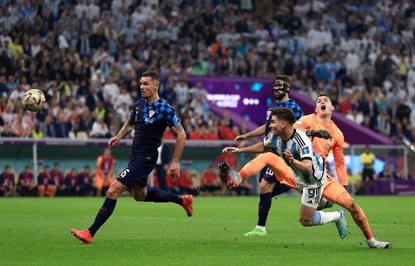 La polémica jugada de Livakovic con Julián Álvarez (Getty)