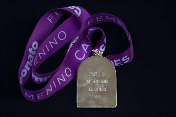 La medalla que recibirán las monarcas del Campeonato Femenino 2022. (Carlos Parra / ANFP)