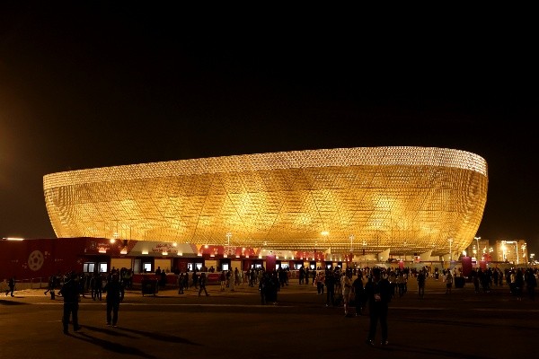 Estadio Lusail por fuera iluminado. (Getty Images)