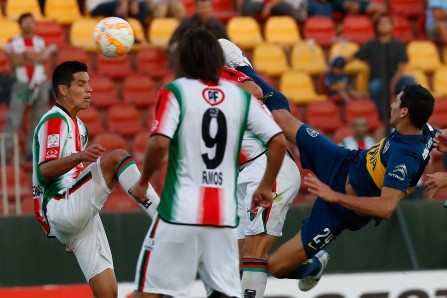 Guillermo Burdisso en acción por Boca Juniors ante Palestino en 2015. (Agencia Uno).