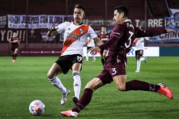 Guillermo Burdisso despeja un balón ante la insistencia de Braian Romero en un partido entre Lanús y River Plate. (Getty Images).