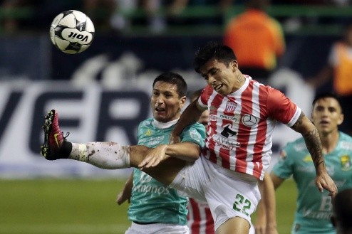 Guillermo Burdisso lucha un balón con Edson Puch en un partido entre el León de México y el Necaxa. (Getty Images).