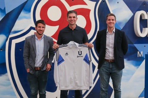 Manuel Mayo, Mauricio Pellegrino y Michael Clark en el Centro Deportivo Azul. (Prensa Universidad de Chile).
