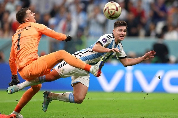 La jugada polémica entre Livakovic y Álvarez desató muchos comentarios (Getty)