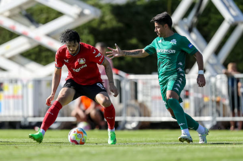 Sebastián Palacios en acción en un amistoso de pretemporada frente al Bayer Leverkusen de Charles Aránguiz. (Getty Images).