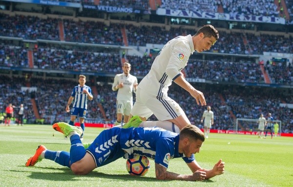 Theo Hernández en acción por el Deportivo Alavés en un duelo ante Cristiano Ronaldo. (Getty Images).