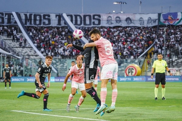 Gary Kagelmacher disputa un balón aéreo en un clásico entre Colo Colo y Universidad Católica. (Guille Salazar/RedGol).