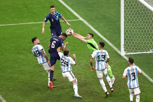 Emiliano Martínez está cerca de ser el arquero campeón del mundo con Argentina (Getty)