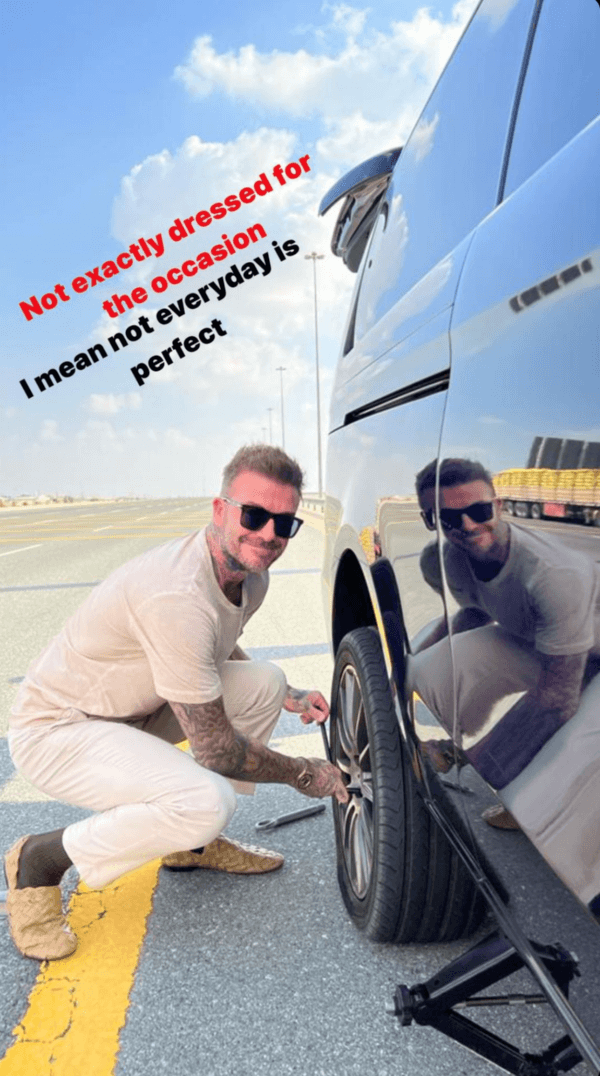 Cambiando la rueda en el desierto.