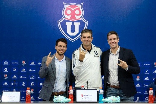 Mauricio Pellegrino fue presentado en Universidad de Chile. A la izquierda aparece Manuel Mayo, gerente deportivo de Azul Azul y a la derecha, Michael Clark, el presidente de la concesionaria. (Prensa U. de Chile).