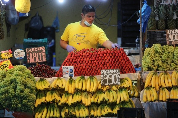 El plátano es el alimento que más aumentó su valor en noviembre, con un alza del 21,1%. (Agencia Uno)