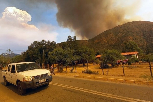 Incendio en Colliguay, Quilpué, ya ha consumido más de 700 hectáreas. (Foto: Agencia Uno)