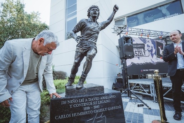 Carlos Caszely y homenaje en vida al ídolo y Rey del Metro Cuadrado: Club Social y Deportivo Colo Colo instaló la estatua del ex delantero en el estadio Monumental.