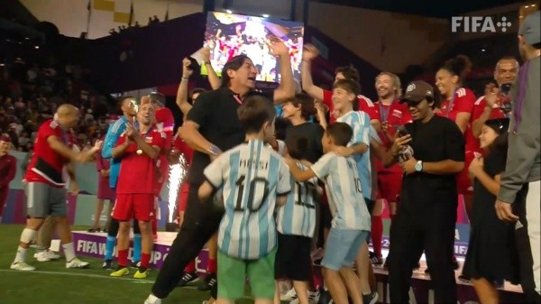 Zamorano celebra con las leyendas sudamericanas. | Foto: FIFA+