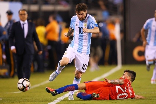 Charles Aránguiz traba un balón con Lionel Messi en la gran final de la Copa América del Centenario. (Getty Images 2022).