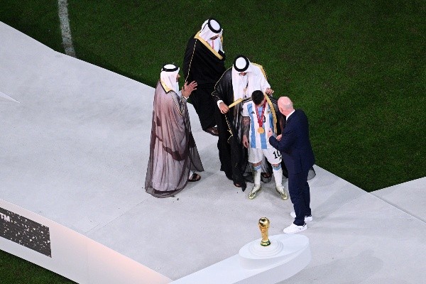 Messi en la ceremonia donde le ponen el bisht en su espalda (Getty)