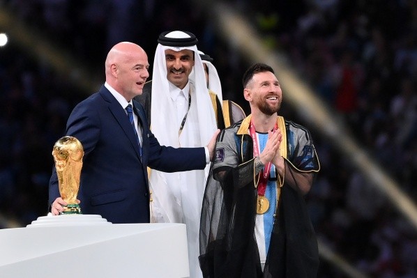 Lionel Messi a instantes del momento culminante en Qatar 2022: levantar el trofeo que consagra a Argentina como campeón. (Getty Images).