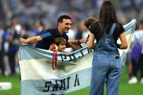 Lionel Scaloni celebra con su familia tras la final que Argentina le ganó a Francia por penales. (Getty Images 2022).