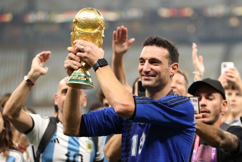 Lionel Scaloni celebra con el trofeo del Mundial de Qatar 2022. (Getty Images 2022).