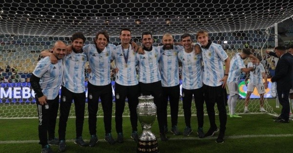 Matías Manna es el último de izquierda a derecha que aparece en esta foto de festejo de la Copa América 2021 que Argentina le ganó a Brasil en el mítico estadio Maracaná.
