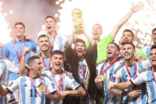 Messi levan la copa del mundo (Foto:Getty)