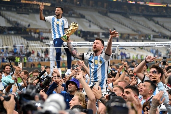 Messi con la copa del mundo en su mano, el sueño de toda su carrera (Getty)