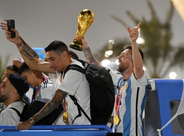 Messi celebra con la copa en el bus de Argentina